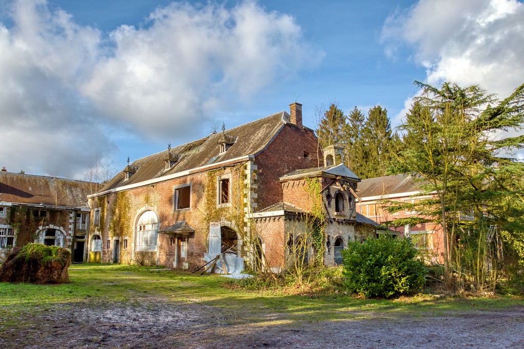 chateau rouge kasteel urbex hdr hotel torrance titantia bambi red castle verlaten trash abandoned